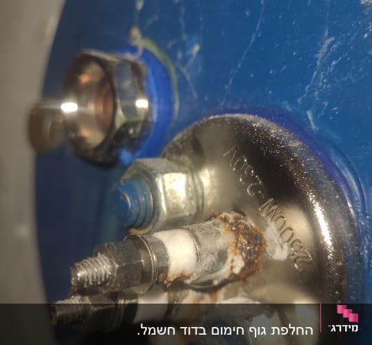 חיבורים וברגים על דוד שמש כחול